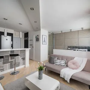Apartament Air-conditioned Premium Loft Skyline Only 900 M To Station, Warszawa